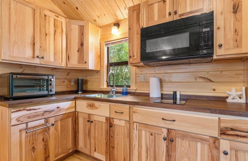Thonotosassa Cabin | Deluxe Family Cabin with Porch - Happy Travelers RV Resort