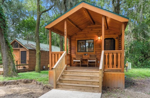 Thonotosassa Cabin | Deluxe Family Cabin with Porch - Happy Travelers RV Resort