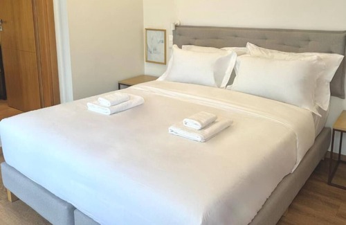 Kaisariani Apartment | Deluxe Family Suite 2 Bedrooms 2 Queens R6