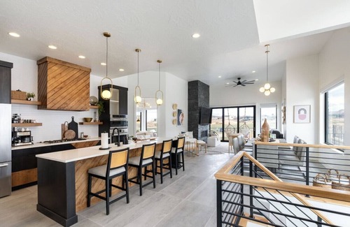 Hurricane Apartment | Deluxe Golf Retreat ~ Pool ~ Hot Tub ~ Scenic View