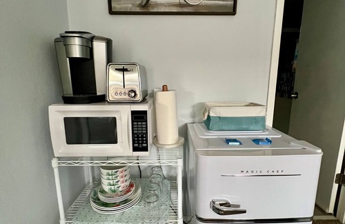 Rohnert Park Apartment | Deluxe Guest Suite w/private yard, king bed, sofa bed, desk, next to a park!