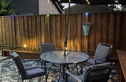 Rohnert Park Apartment | Deluxe Guest Suite w/private yard, king bed, sofa bed, desk, next to a park!