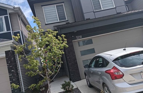 Southwest Edmonton House | DELUXE HOME FOR FAMILY OF 6 close to great amenities