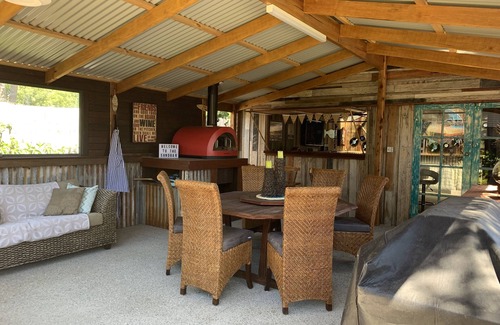 Tootgarook House | Deluxe house with spa and man cave