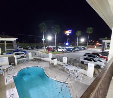 Raymondville Hotel | Deluxe Inn and Suites
