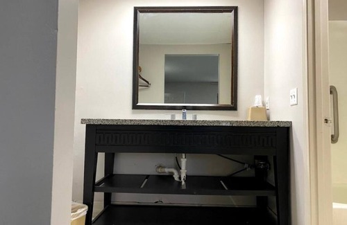 Bedford Hotel | Deluxe Inn by OYO Near Toledo Ohio