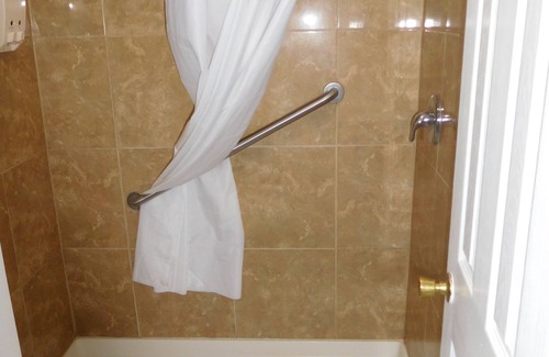 Stamford Hotel | Deluxe Inn Motel