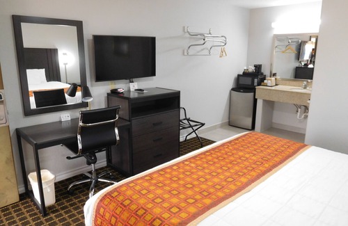 Stamford Hotel | Deluxe Inn Motel