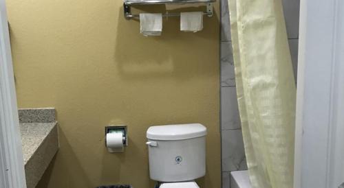 Baytown Hotel | Deluxe Inn & Suites - Baytown