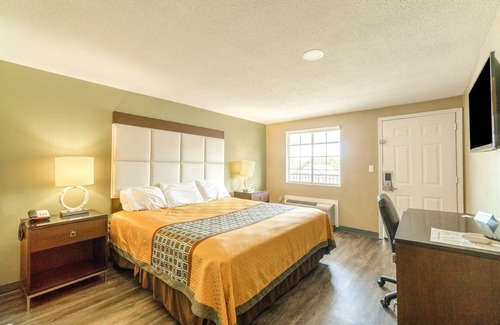 Miami Hotel | Deluxe Inn & Suites By OYO Miami OK