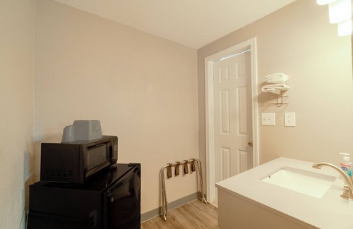 Miami Hotel | Deluxe Inn & Suites By OYO Miami OK