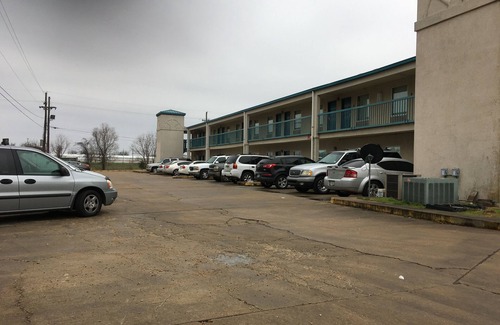 Greenwood Hotel | Deluxe Inn & Suites
