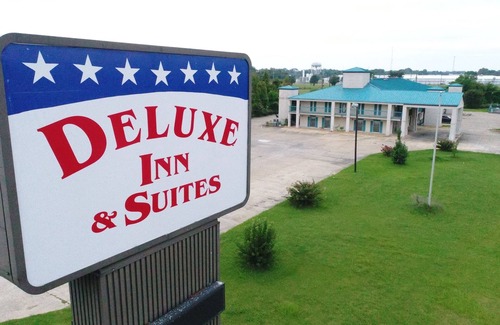 Greenwood Hotel | Deluxe Inn & Suites