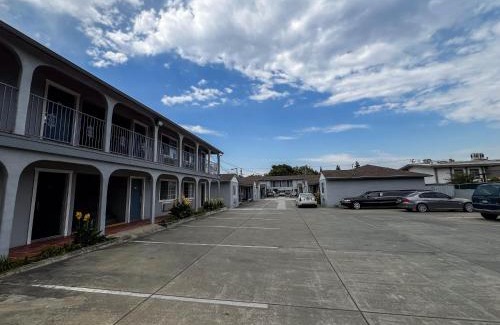 Cherryland Hotel | Deluxe Inn