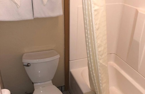 Lawton Hotel | Deluxe Inn