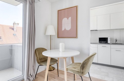Iselin Apartment | Deluxe Iselin 1 Room w/Storage, 1min to Local Market, by Blueground