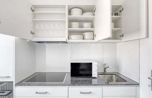 Iselin Apartment | Deluxe Iselin 1 Room w/Storage, 1min to Local Market, by Blueground