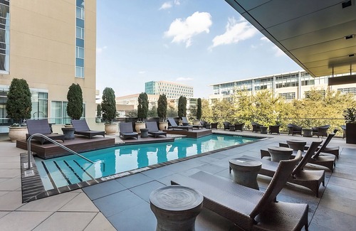 Memorial House | Deluxe King at The Moran CityCentre, Rooftop Pool, Free Parking!