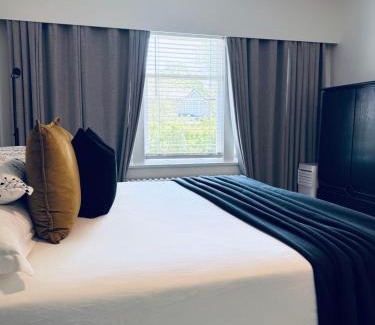 West Side House | Deluxe King Bedroom Private Bath in Vancouver West