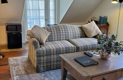 West Dover Resort | Deluxe King, Living Room w/sofa bed & fireplace