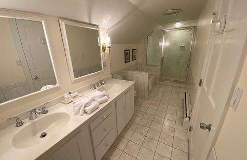 West Dover Resort | Deluxe King, Living Room w/sofa bed & fireplace