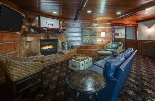 Peoria Hotel | Deluxe King Room in Stoney Creek Peoria! Easy I-74 Access, On-site Parking