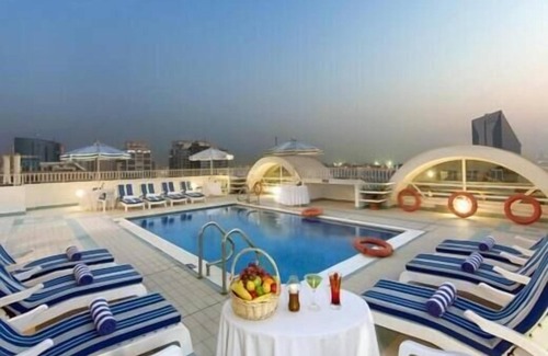 Al Muraqqabat House | Deluxe King Room Near Al Reem Tower By Luxury Bookings