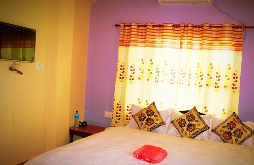 Sauraha Bed & Breakfast | Deluxe King size bed Room with Mountain view