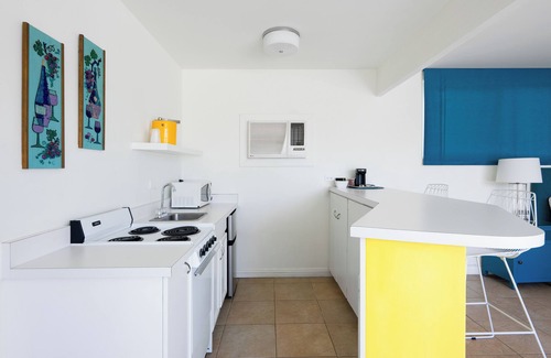 Desert Park Estates Hotel | Deluxe King Studio | Pool, Fire Pit, 10mins to DT!