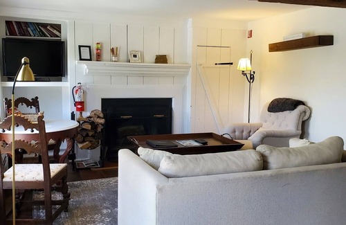 West Dover Resort | Deluxe King Suite, Living Room w/sofa bed & fireplace