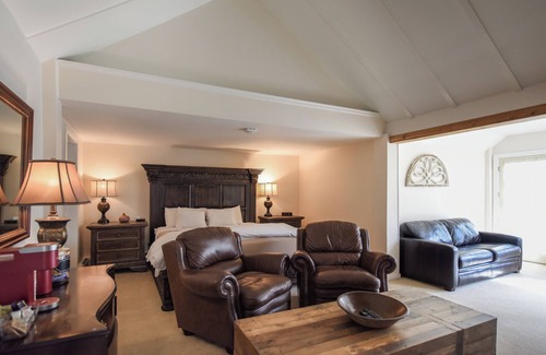 West Dover Resort | Deluxe King Suite, Living Room area w/sofa bed & fireplace, private entrance