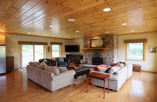 Thornton House | Deluxe Large Private Homes with Gorgeous White Mountain Views! (WV41T)