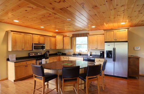 Thornton House | Deluxe Large Private Homes with Gorgeous White Mountain Views! (WV41T)