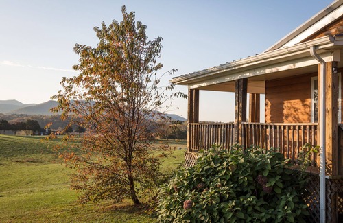 Stanley Cabin | DELUXE Lodge Cabin – Sleeps up to 8, with Mountain Views & River Access!
