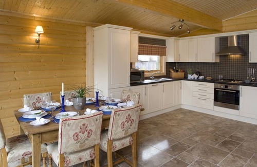 Oxford Apartment | Deluxe Lodge with River view and Garden at Cherbridge Lodges – Riverside lodges