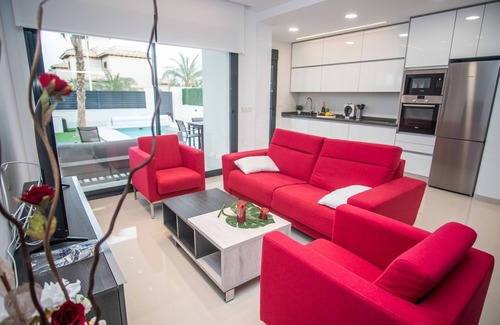 La Marina House | Deluxe Marina Beach Villa 1