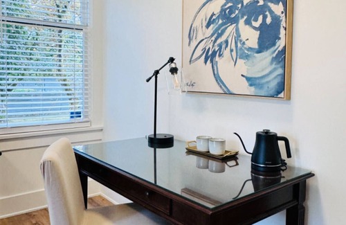 West Side House | Deluxe Master King Bedroom Private Bathroom Central Vancouver