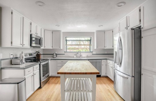 Menlo Park House | Deluxe Menlo Park 3BR w/Outdoor Space, nr Groceries, by Blueground