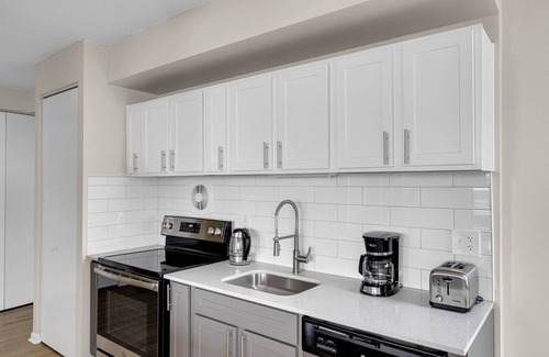 Oak Park Apartment | Deluxe Oak Park 1BR w/Lounge & Roof, nr Downtown, by Blueground