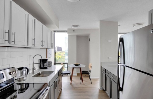 Oak Park Apartment | Deluxe Oak Park 1BR w/Lounge & Roof, nr Downtown, by Blueground