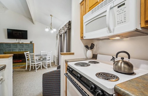 West Bridgewater Hotel | Deluxe One bedroom Queen Suite on the 2nd floor with outdoor heated pool 208