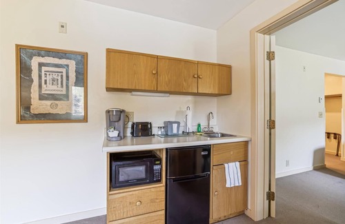 West Bridgewater Hotel | Deluxe one bedroom suite located on first floor with outdoor heated pool 11921