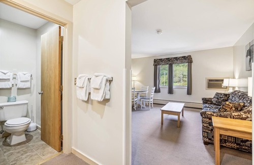 West Bridgewater Hotel | Deluxe one bedroom suite located on first floor with outdoor heated pool 11921