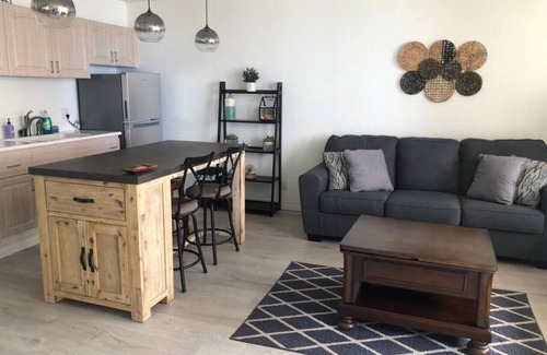 Waikiki Condo | Deluxe One BR w/4 Beds Waikiki Banyan includes Free Parking!