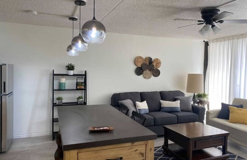 Waikiki Condo | Deluxe One BR w/4 Beds Waikiki Banyan includes Free Parking!