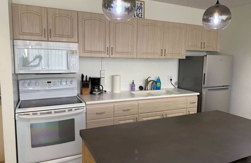 Waikiki Condo | Deluxe One BR w/4 Beds Waikiki Banyan includes Free Parking!