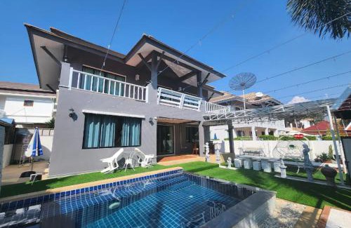 Central Pattaya Villa | Deluxe Pool Villa close to Beach and Walking Street!