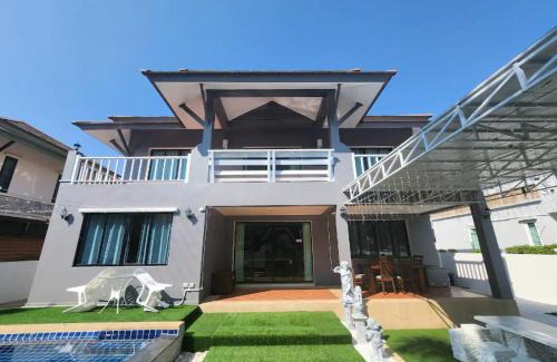 Central Pattaya Villa | Deluxe Pool Villa close to Beach and Walking Street!
