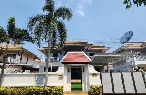 Central Pattaya Villa | Deluxe Pool Villa close to Beach and Walking Street!