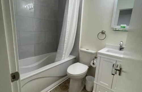 East Kootenay House | Deluxe Queen Room in Awe-Inspiring Radium